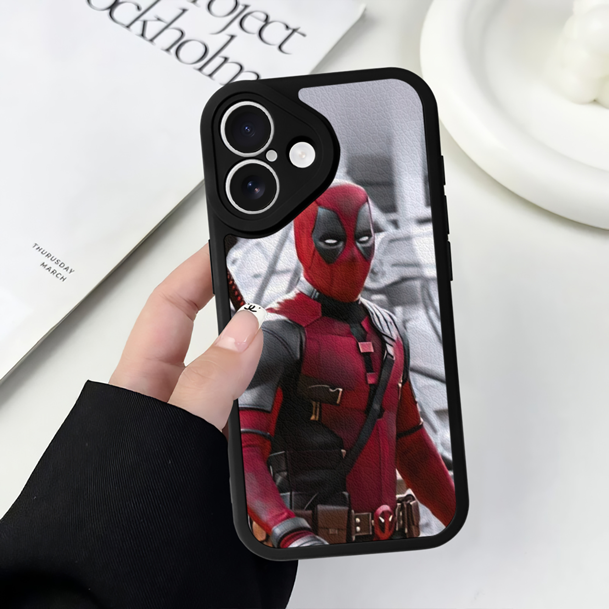 （画像用） Deadpool デッドプール 【iPhone 16シリーズ対応】シリコンスマホケース（レザー調） 材質：シリコン